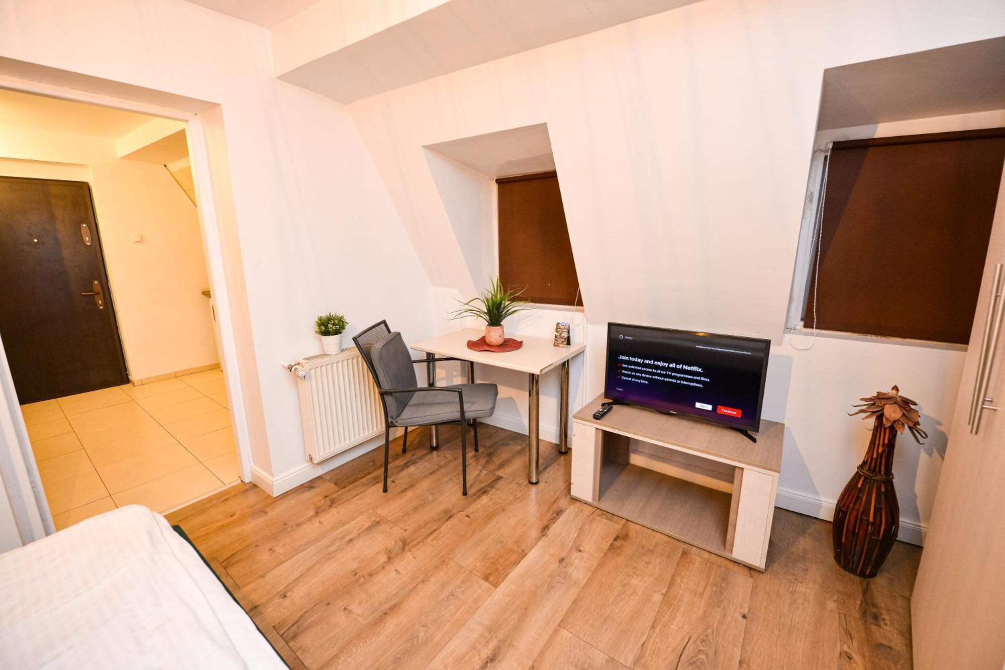The Lincoln Suites - Central Shabbat Friendly Apartments Bucureşti Ngoại thất bức ảnh